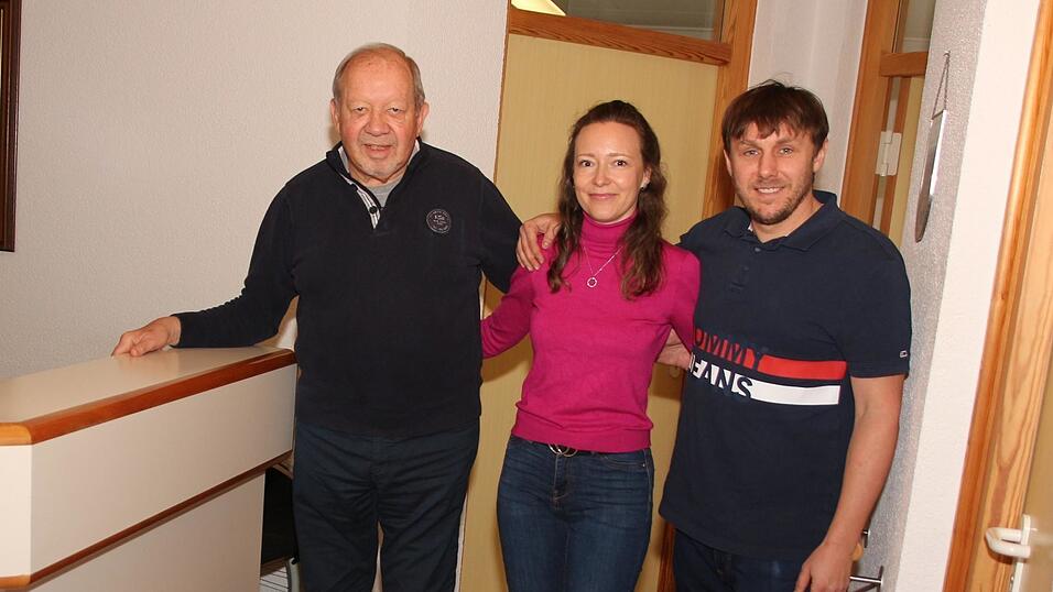 Dr. Robert Altmann mit seinen beiden Nachfolgern, den Fachärzten für Allgemeinmedizin Dr. med. Anna Mestancik und Dr. med. Jan Mestancik. Dr. Robert Altmann mit seinen beiden Nachfolgern, den Fachärzten für Allgemeinmedizin Dr. med. Anna Mestancik und Dr. med. Jan Mestancik.