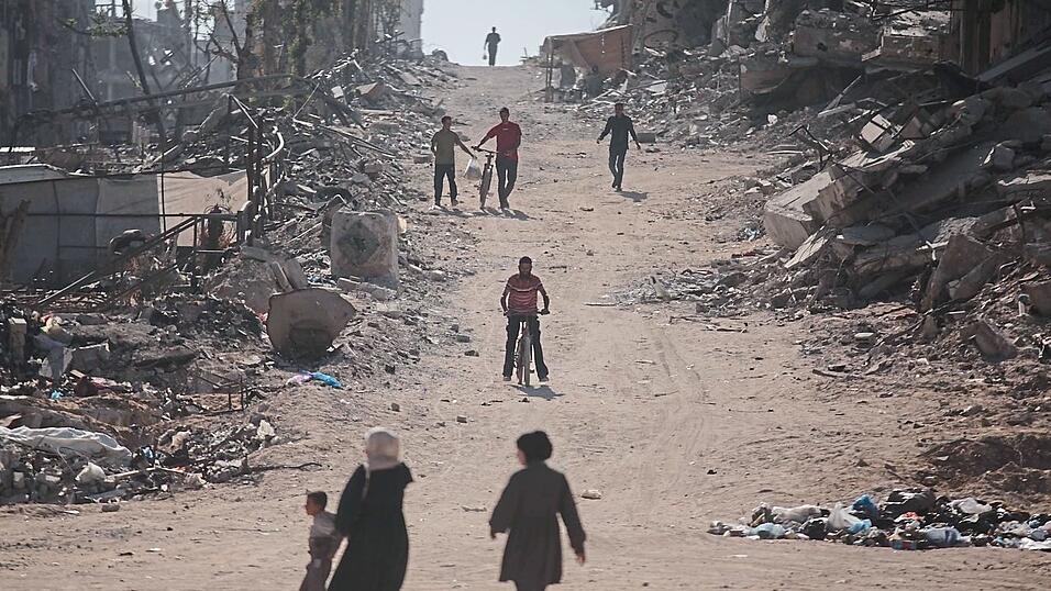 In Gaza zeigt sich ein Bild der Zerstörung: Dutzende Häuser und Wohngebäude liegen in Schutt und Asche. In Gaza zeigt sich ein Bild der Zerstörung: Dutzende Häuser und Wohngebäude liegen in Schutt und Asche.