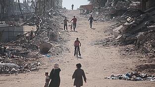 In Gaza zeigt sich ein Bild der Zerstörung: Dutzende Häuser und Wohngebäude liegen in Schutt und Asche. In Gaza zeigt sich ein Bild der Zerstörung: Dutzende Häuser und Wohngebäude liegen in Schutt und Asche.