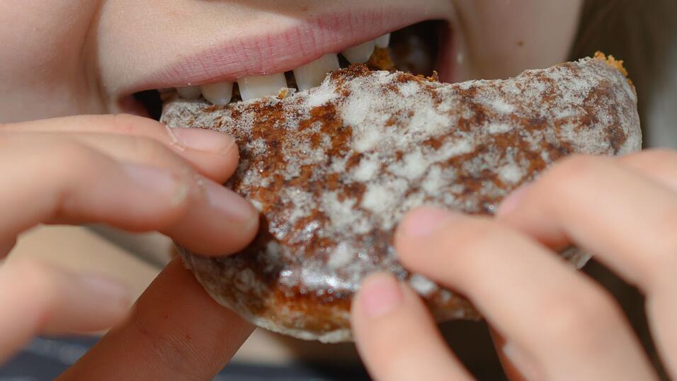 Eine neue Umfrage zeigt, wo besonders oft genascht wird.