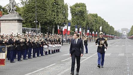 Der franz&ouml;sische Pr&auml;sident Emmanuel Macron - hier bei der Milit&auml;rparade zum Nationalfeiertag auf den Champs-Elysees - darf laut Verfassung 2027 nicht mehr kandidieren.