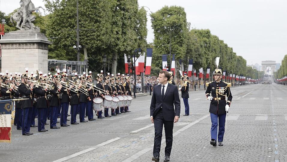 Der franz&ouml;sische Pr&auml;sident Emmanuel Macron - hier bei der Milit&auml;rparade zum Nationalfeiertag auf den Champs-Elysees - darf laut Verfassung 2027 nicht mehr kandidieren.