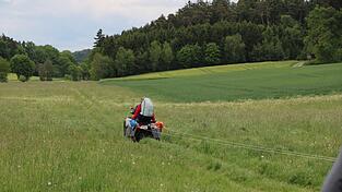 Mit dem Quad werden die Flieger zum Startpunkt gebracht.