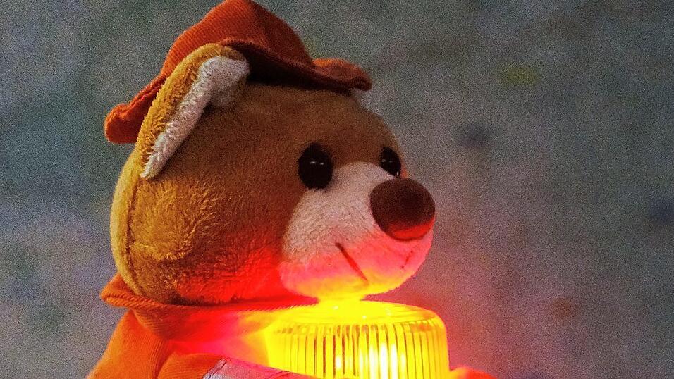 Rettungsteddy und Feuerwehrdrache Grisu wachen in der Integrierten Leitstelle. Rettungsteddy und Feuerwehrdrache Grisu wachen in der Integrierten Leitstelle.