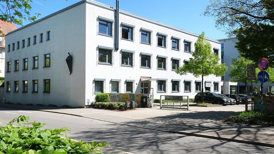 Auf dem Gel&auml;nde der FOS/BOS am Stadtgraben ist ein neues Geb&auml;ude mit zw&ouml;lf Klassenzimmern geplant. Damit k&ouml;nnte die Au&szlig;enstelle in der Grundschule St. Jakob aufgegeben werden.