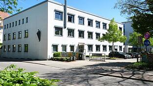 Auf dem Gel&auml;nde der FOS/BOS am Stadtgraben ist ein neues Geb&auml;ude mit zw&ouml;lf Klassenzimmern geplant. Damit k&ouml;nnte die Au&szlig;enstelle in der Grundschule St. Jakob aufgegeben werden.