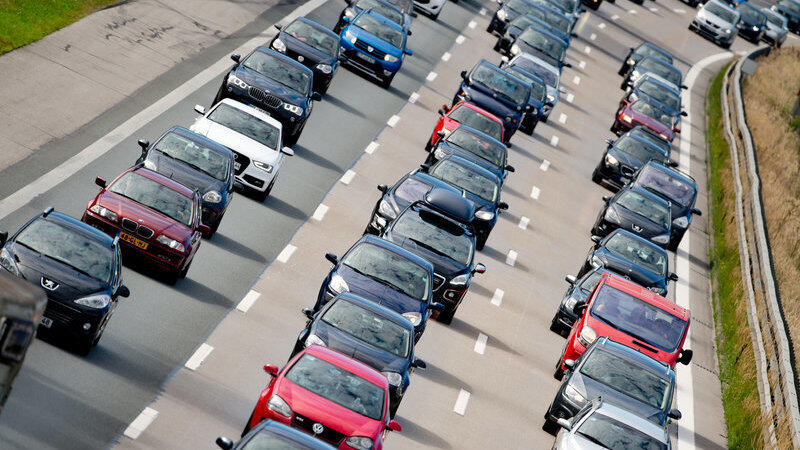 Dichter Verkehr herrscht am 02.08.2015 auf der A8 bei Irschenberg (Bayern) in Fahrtrichtung nach Salzburg. Die Treibhausgasemissionen in Bayern sind nach wie vor zu hoch, um die international vereinbarten Klimaziele zu erreichen. Dichter Verkehr herrscht am 02.08.2015 auf der A8 bei Irschenberg (Bayern) in Fahrtrichtung nach Salzburg. Die Treibhausgasemissionen in Bayern sind nach wie vor zu hoch, um die international vereinbarten Klimaziele zu erreichen.