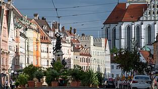 Die Maximilianstraße ist die bekannteste Feiermeile Augsburgs. Hier soll es zu einer homophoben Gewalttat gekommen sein. (Archivbild)