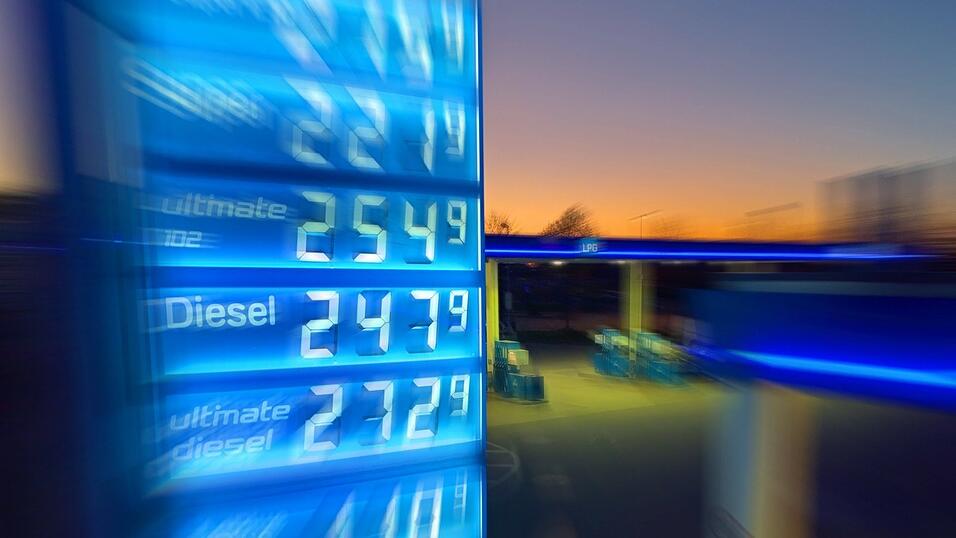 Taeglich neue Rekorde: Explodierende Spritpreise wegen Iran Krieg dauern an. (Symbolbild)