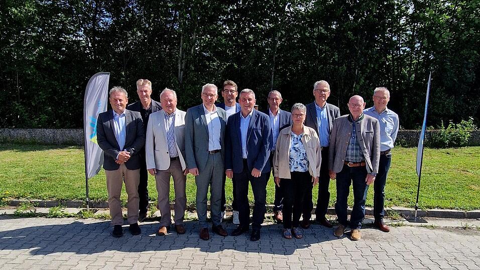 Trafen sich zur konstituierenden Sitzung: die Verbandsräte Peter Rauscher (v.l.), Anton Sporrer, Willibald Galleitner, Verbandsvorsitzender Werner Bumeder, Verbandsrat Werner Straubinger, stellvertretender Vorsitzender Martin Koppmann, AWV-Geschäftsleiter Lorenz Schmidmaier, Verbandsrätin Petra Seidl sowie die Verbandsräte Eduard Eder und Georg Riedl. Rechts der Malgersdorfer Bürgermeister Franz Josef Weber, der kein Verbandsrat ist, aber dem Gremium in Sachen Deponie Asbach beratend zur Seite steht. Trafen sich zur konstituierenden Sitzung: die Verbandsräte Peter Rauscher (v.l.), Anton Sporrer, Willibald Galleitner, Verbandsvorsitzender Werner Bumeder, Verbandsrat Werner Straubinger, stellvertretender Vorsitzender Martin Koppmann, AWV-Geschäftsleiter Lorenz Schmidmaier, Verbandsrätin Petra Seidl sowie die Verbandsräte Eduard Eder und Georg Riedl. Rechts der Malgersdorfer Bürgermeister Franz Josef Weber, der kein Verbandsrat ist, aber dem Gremium in Sachen Deponie Asbach beratend zur Seite steht.