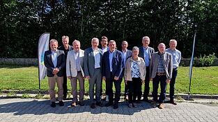 Trafen sich zur konstituierenden Sitzung: die Verbandsräte Peter Rauscher (v.l.), Anton Sporrer, Willibald Galleitner, Verbandsvorsitzender Werner Bumeder, Verbandsrat Werner Straubinger, stellvertretender Vorsitzender Martin Koppmann, AWV-Geschäftsleiter Lorenz Schmidmaier, Verbandsrätin Petra Seidl sowie die Verbandsräte Eduard Eder und Georg Riedl. Rechts der Malgersdorfer Bürgermeister Franz Josef Weber, der kein Verbandsrat ist, aber dem Gremium in Sachen Deponie Asbach beratend zur Seite steht. Trafen sich zur konstituierenden Sitzung: die Verbandsräte Peter Rauscher (v.l.), Anton Sporrer, Willibald Galleitner, Verbandsvorsitzender Werner Bumeder, Verbandsrat Werner Straubinger, stellvertretender Vorsitzender Martin Koppmann, AWV-Geschäftsleiter Lorenz Schmidmaier, Verbandsrätin Petra Seidl sowie die Verbandsräte Eduard Eder und Georg Riedl. Rechts der Malgersdorfer Bürgermeister Franz Josef Weber, der kein Verbandsrat ist, aber dem Gremium in Sachen Deponie Asbach beratend zur Seite steht.
