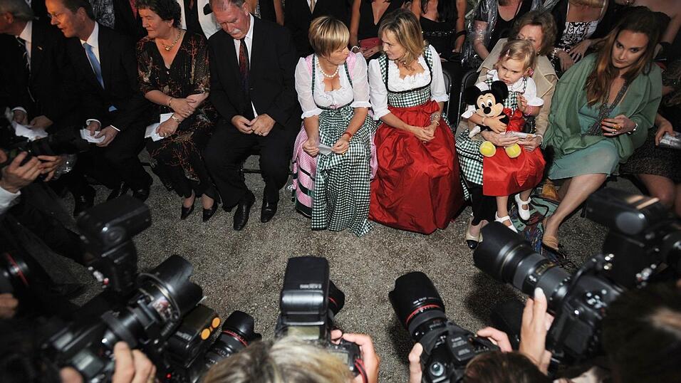 Zahlreiche Journalisten fotografieren am Freitagabend, 11. Juli 2008 vor der Premiere der Oper 'Carmen' im Hof des Fürstenschlosses in Regensburg (Oberpfalz) Gloria von Thurn und Taxis (M) neben ihrer Schwester Maya Flick (3. v. r.) und Mutter Gräfin Beatrix von Schönburg-Glauchau (2. v. r) (Archiv). Zahlreiche Journalisten fotografieren am Freitagabend, 11. Juli 2008 vor der Premiere der Oper 'Carmen' im Hof des Fürstenschlosses in Regensburg (Oberpfalz) Gloria von Thurn und Taxis (M) neben ihrer Schwester Maya Flick (3. v. r.) und Mutter Gräfin Beatrix von Schönburg-Glauchau (2. v. r) (Archiv).