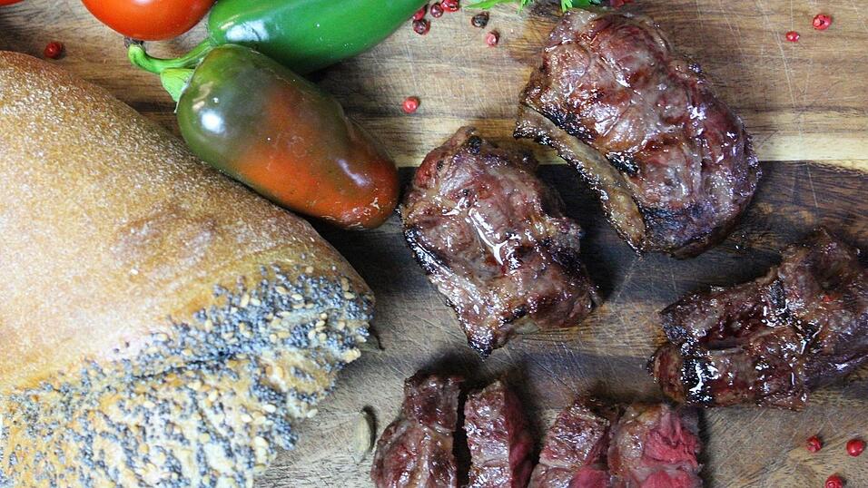 ... New York Strips. Die New York Strips sind keine New York Strip Steaks. Letztere werden aus dem Roastbeef geschnitten. Die New York Strips befinden sich zwischen den Rippen vom Rind. Und sind auch sehr klein und sehen nicht wie ein Steak aus, sondern haben eher die Form einer überdimensionalen Streichholzschachtel. Das Tolle daran? Zum einen stammt dieses Fleisch sehr nah vom Knochen, es hat dadurch einen tollen Geschmack. Und es ist außerdem ein wenig durchwachsen. Dass diese Stücke beim Grillen oder Braten trocken werden: fast unmöglich!