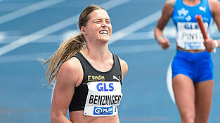 Mit geh&ouml;rigem Vorsprung l&auml;uft Tina Benzinger am Samstag bei den deutschen Meisterschaften in Braunschweig vor ihren Gegnerinnen ins Ziel und sichert ihrer Mannschaft, der LG Stadtwerke M&uuml;nchen, den Sieg im 4 x 100-Meter-Staffelrennen. Die 23-J&auml;hrige, die inzwischen in M&uuml;nchen lebt und studiert, entdeckte nicht zuletzt in Straubing ihre gro&szlig;e Leidenschaft f&uuml;r die Leichtathletik.