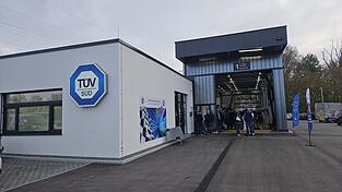 Zwischen Burger King und Motel Isar - die neue Wirkungsstätte des TÜV Süd Pilsting.
