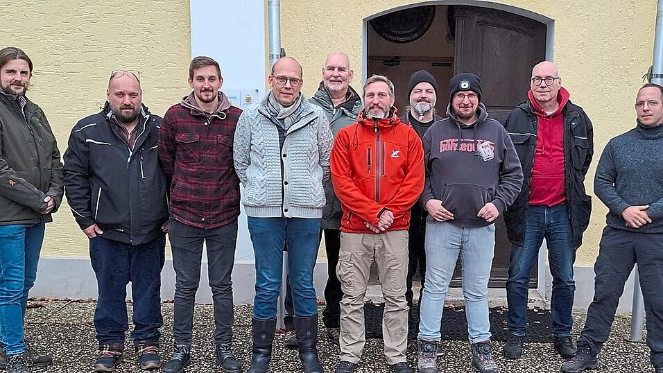 Die Teilnehmer des vom Gau Hallertau angebotenen Lehrgangs für Böllerschützen lernten den richtigen und damit sicheren Umgang mit Schwarzpulver. Die Teilnehmer des vom Gau Hallertau angebotenen Lehrgangs für Böllerschützen lernten den richtigen und damit sicheren Umgang mit Schwarzpulver.