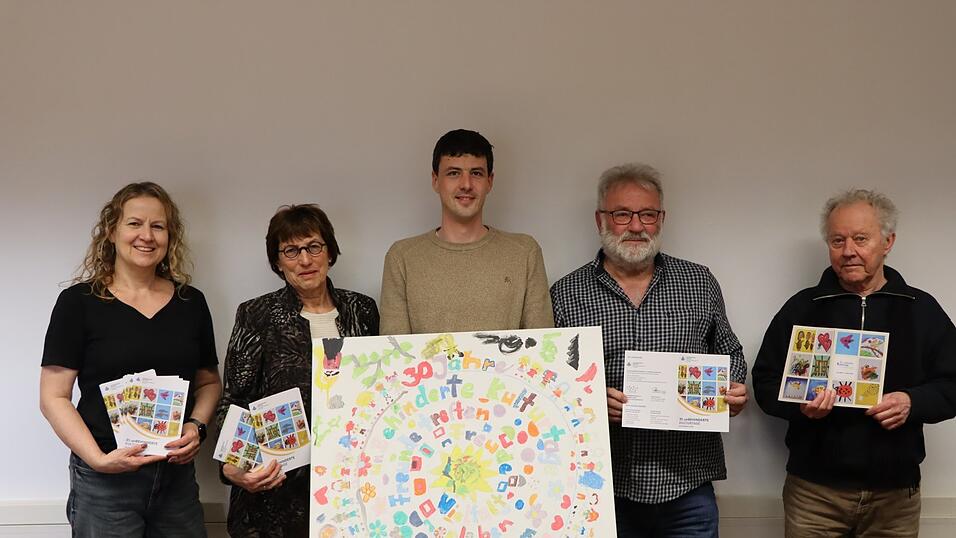 Leiterin der Offenen Behindertenarbeit Tamara Kager, Behindertenbeauftragte des Landkreises Renate Hecht, Simon Pux von der Offenen Behindertenarbeit, Fredl Bruckner und Alexander Costa vom KV Freiraum (von links) freuen sich schon auf den Auftakt des Programms. Das Gem&auml;lde ist beim Kunst- und Kreativworkshop im vergangenen Jahr enstanden.