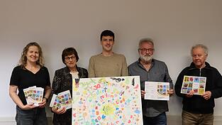 Leiterin der Offenen Behindertenarbeit Tamara Kager, Behindertenbeauftragte des Landkreises Renate Hecht, Simon Pux von der Offenen Behindertenarbeit, Fredl Bruckner und Alexander Costa vom KV Freiraum (von links) freuen sich schon auf den Auftakt des Programms. Das Gem&auml;lde ist beim Kunst- und Kreativworkshop im vergangenen Jahr enstanden.