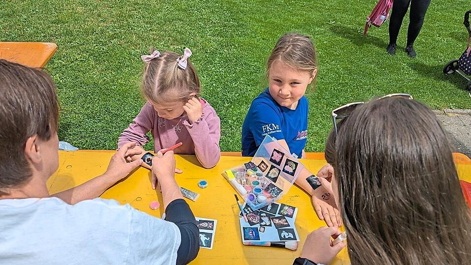 Am Tag der Familien und Vereine lie&szlig;en sich die Kinder mit Glitzer-Tattoos verzieren.