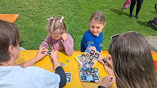 Am Tag der Familien und Vereine lie&szlig;en sich die Kinder mit Glitzer-Tattoos verzieren.