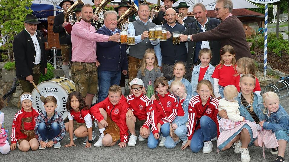Martin Weindl (v.l., 2. Vereinsvorsitzender), Ludwig Weindl (2. B&uuml;rgermeister), Martin Besendorfer (1. Vereinsvorsitzender), Michael Schmalzreich (Schlossbrauerei Drachselsried), Richard Gruber (B&uuml;rgermeister und Schirmherr), Rudi Ketzer (SV-Ehrenvorsitzender).