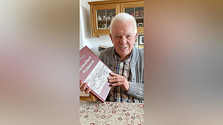 Anton Pflügler mit seiner Heimatchronik