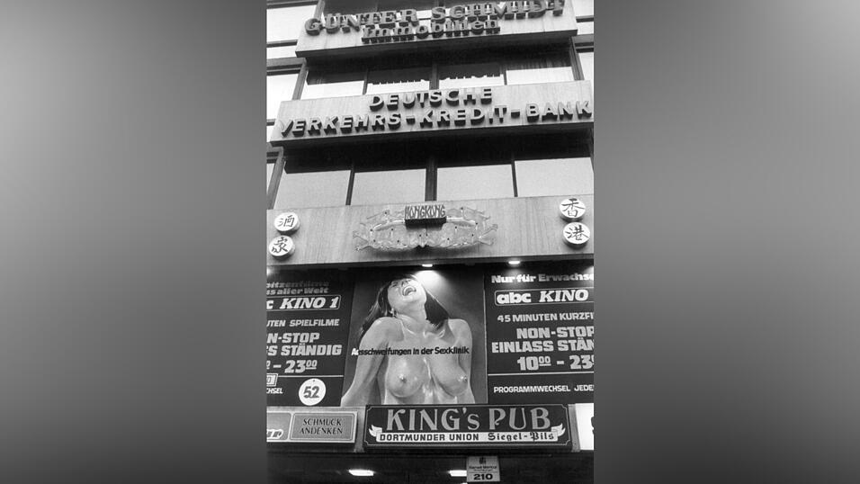 Ein Schild eines Sexkinos hängt im Jahr 1982 über einem Eingang am Kurfürstendamm. (Archivbild) Ein Schild eines Sexkinos hängt im Jahr 1982 über einem Eingang am Kurfürstendamm. (Archivbild)