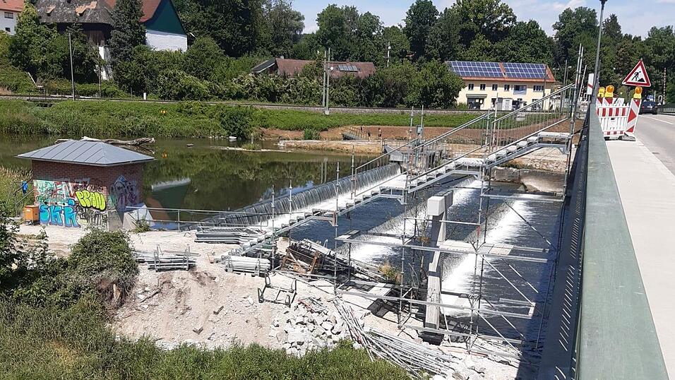 Seit Samstag ist der Zugang zur Volkmannsdorfer Isarbrücke von Moosburg aus wieder möglich - eine Fahrradrampe hat die Behelfstreppe aber nicht. Seit Samstag ist der Zugang zur Volkmannsdorfer Isarbrücke von Moosburg aus wieder möglich - eine Fahrradrampe hat die Behelfstreppe aber nicht.