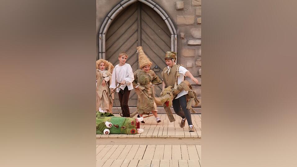 Eindr&uuml;cke von der Gruppe 'blau', die am Freitagabend die Drachenstich-Premiere gespielt hat.