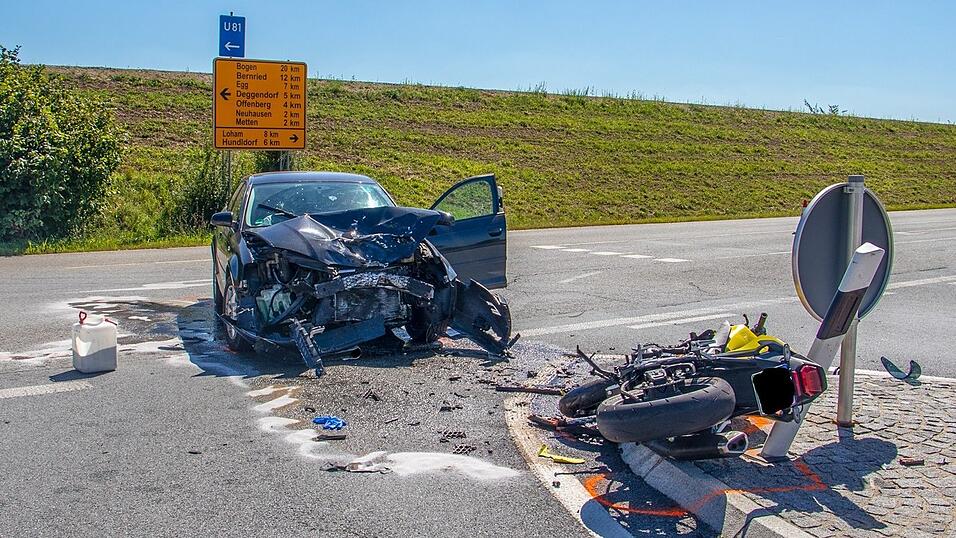 Dieser Unfall hat sich an der Autobahnausfahrt bei Metten ereignet.