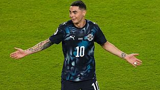 Miguel Almirón hielt sich die Hand vor dem Mund und flog dafür vom Platz. Miguel Almirón hielt sich die Hand vor dem Mund und flog dafür vom Platz.