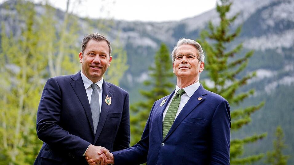 Lars Klingbeil (links), Bundesminister der Finanzen, Vizekanzler und SPD-Bundesvorsitzender, und Scott Bessent, US-Finanzminister, kommen beim Treffen der G7-Finanzminister zusammen.