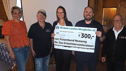 Mitglieder des Katholischen Frauenbundes &uuml;bergaben bei dem Vortrag eine Spende.