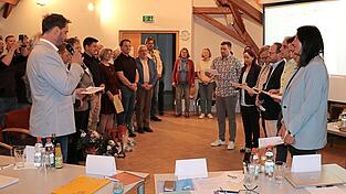 B&uuml;rgermeister Wolfgang Vogel (links) vereidigte die neuen Gemeinder&auml;te Thomas Niedermeier, Elisabeth Brandl, J&uuml;rgen Zacherl, Felix Kollmann-Jehle, Matthias Schiller, Florian Fichtm&uuml;ller und Patricia Roch.