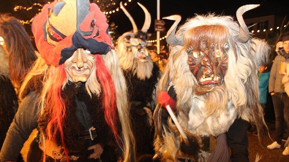 Die Perchtengruppe 'Frisinger Fratz'n' trat am Mittwochabend auf dem Landshuter Christkindlmarkt auf. Die Perchtengruppe 'Frisinger Fratz'n' trat am Mittwochabend auf dem Landshuter Christkindlmarkt auf.