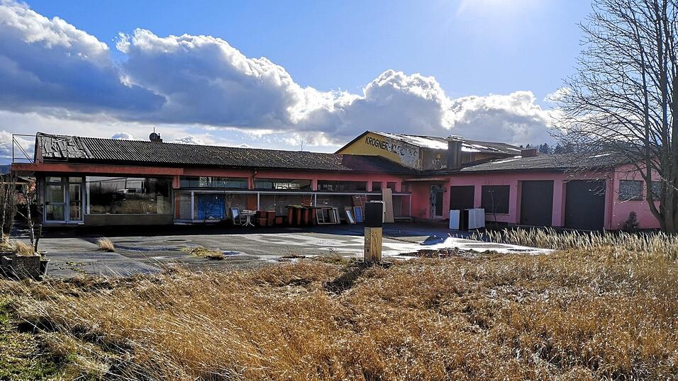 Dieser Schandfleck am Ortseingang von Furth im Wald gehört bald der Vergangenheit an: Anstelle dieses Gebäudes soll 2021 der neue, moderne Aldi-Markt stehen. Dahinter, gegenüber der Disco Brauhouse, ensteht der Neubau für dm. Dieser Schandfleck am Ortseingang von Furth im Wald gehört bald der Vergangenheit an: Anstelle dieses Gebäudes soll 2021 der neue, moderne Aldi-Markt stehen. Dahinter, gegenüber der Disco Brauhouse, ensteht der Neubau für dm.