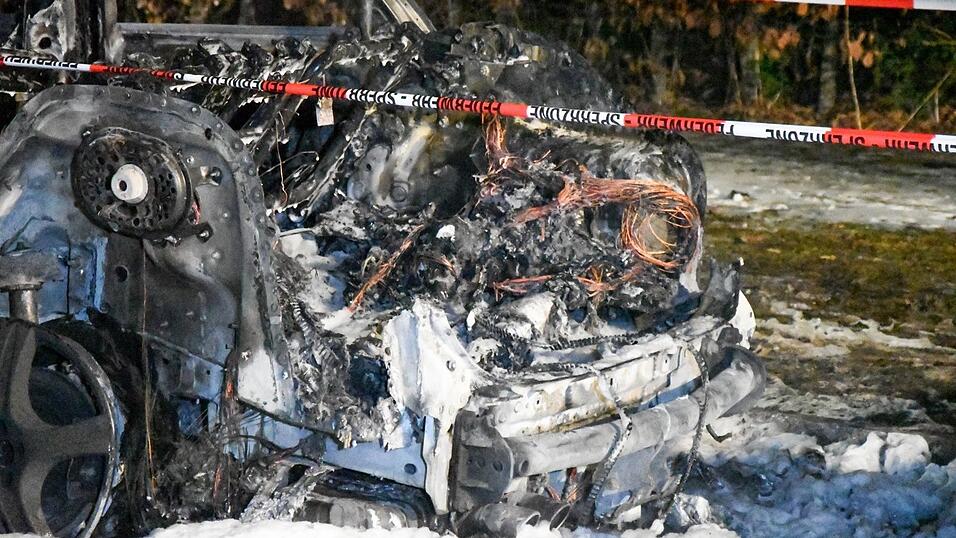 In Regensburg brannten am Samstagabend vier Fahrzeuge. In Regensburg brannten am Samstagabend vier Fahrzeuge.