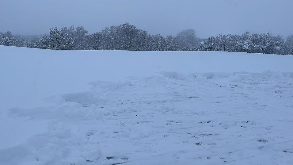 Die Firma 'Leutner und Gruber GmbH' ist schon den ganzen Tag auf dem Dach des Straubinger Eisstadions zugange, um es von rund 40 Zentimeter hoch liegendem Neuschnee zu befreien.