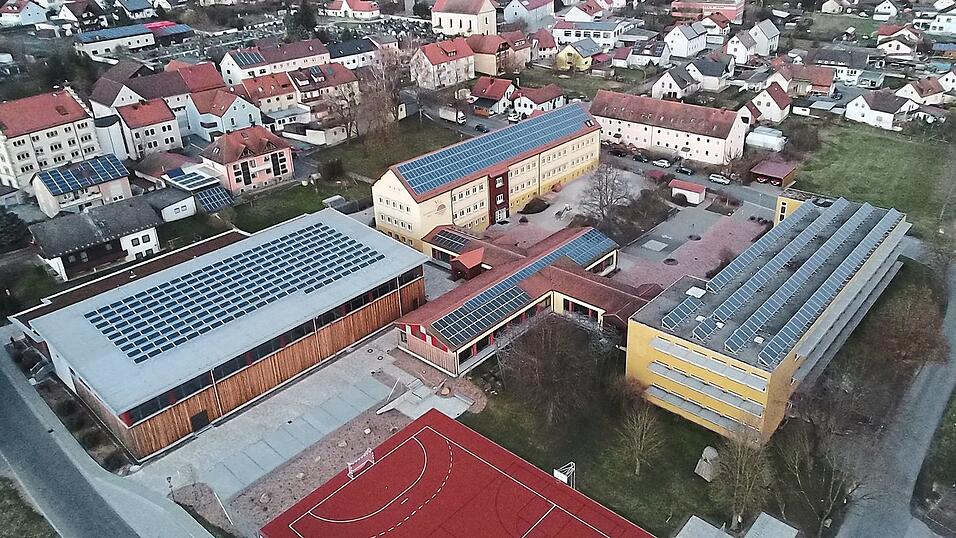 Nach der bereits abgewickelten ersten Rötzer Bürgersolaranlage muss nun die zweite (rechts auf dem Mittelschuldach, aufgeständert) abgewickelt werden. Nach der bereits abgewickelten ersten Rötzer Bürgersolaranlage muss nun die zweite (rechts auf dem Mittelschuldach, aufgeständert) abgewickelt werden.