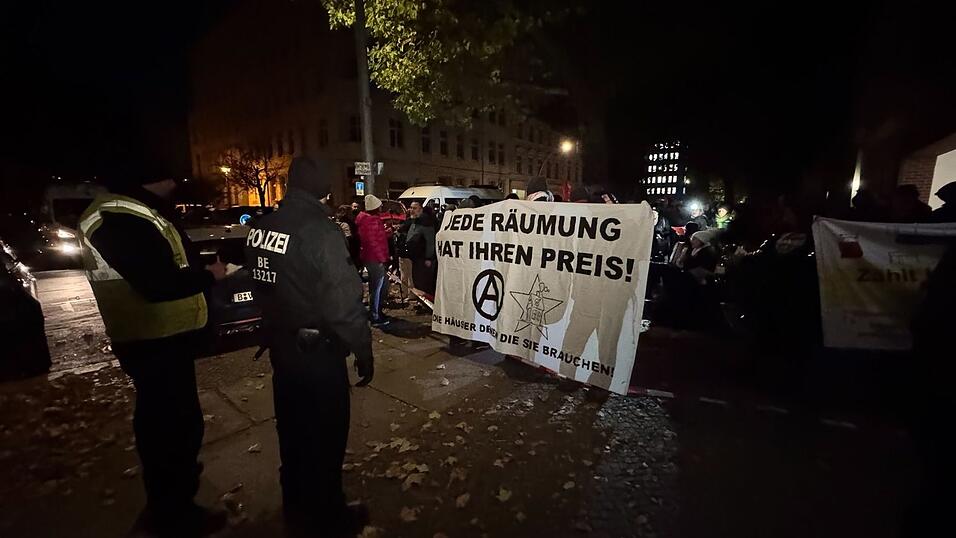 Die Polizei ist im Einsatz bei einem Protest in Berlin-Mitte gegen die Räumung von teilweise besetzten Häusern.