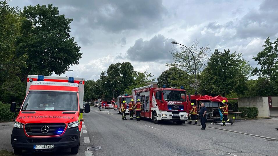 Die Gest&uuml;tstra&szlig;e ist gesperrt; die Maximilianstra&szlig;e weiter f&uuml;r den Verkehr freigegeben. Die Feuerwehr regelt den Verkehr.