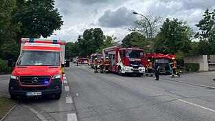 Die Feuerwehr war mit etwa 100 Kr&auml;ften vor Ort.&nbsp;