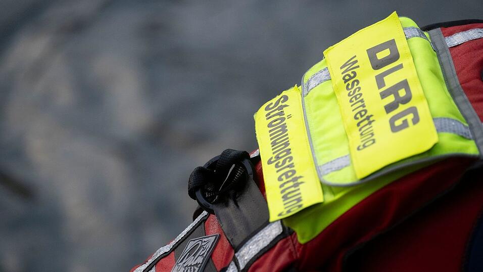 Ein Wasserretter holte den 46-jährigen Mann aus der Strömung der Isar. (Symbolbild) Ein Wasserretter holte den 46-jährigen Mann aus der Strömung der Isar. (Symbolbild)