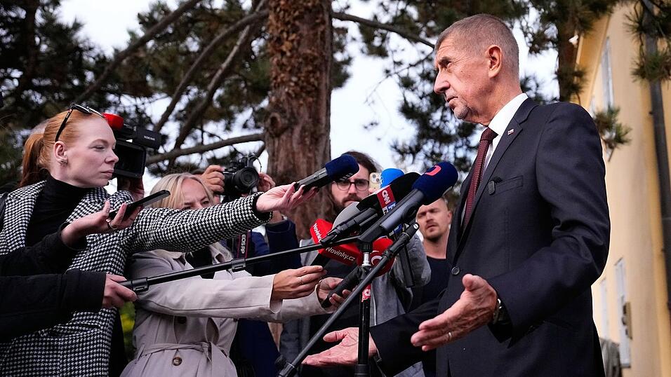 Der tschechische Ministerpr&auml;sident Andrej Babis (ANO) spricht mit den Medien, nachdem er bei den Senats- und Kommunalwahlen seine Stimme abgegeben hat.