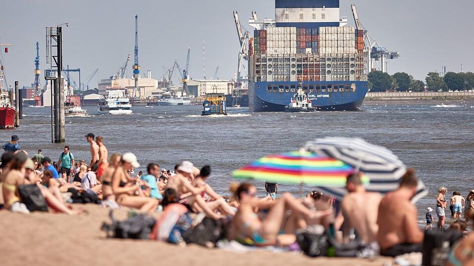 Trotz vieler Strände in Hamburg gibt es an der Elbe keine Badestelle - die CDU will das ändern (Archivbild).