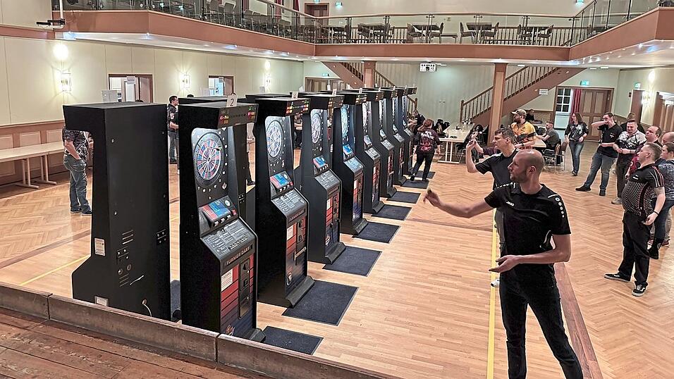 In der Viechtacher Stadthalle lieferten sich die Darts-Spieler einen spannenden Wettkampf.