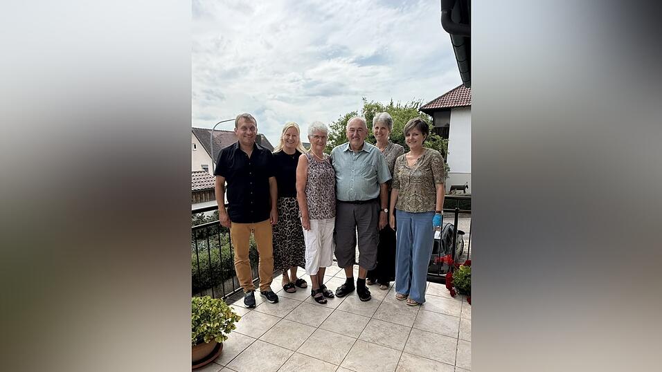 Zum besonderen Ehejubil&auml;um &uuml;berbrachten dritter B&uuml;rgermeister Martin Giftthaler und Stadtr&auml;tin Stefanie Obermeier (v.l.) Rosmarie und Willibald Huber die Gl&uuml;ckw&uuml;nsche der Stadt Rottenburg. Mit auf dem Bild, die T&ouml;chter Sonja und Martina Huber.
