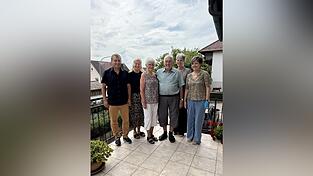 Zum besonderen Ehejubiläum überbrachten dritter Bürgermeister Martin Giftthaler und Stadträtin Stefanie Obermeier (v.l.) Rosmarie und Willibald Huber die Glückwünsche der Stadt Rottenburg. Mit auf dem Bild, die Töchter Sonja und Martina Huber. Zum besonderen Ehejubiläum überbrachten dritter Bürgermeister Martin Giftthaler und Stadträtin Stefanie Obermeier (v.l.) Rosmarie und Willibald Huber die Glückwünsche der Stadt Rottenburg. Mit auf dem Bild, die Töchter Sonja und Martina Huber.