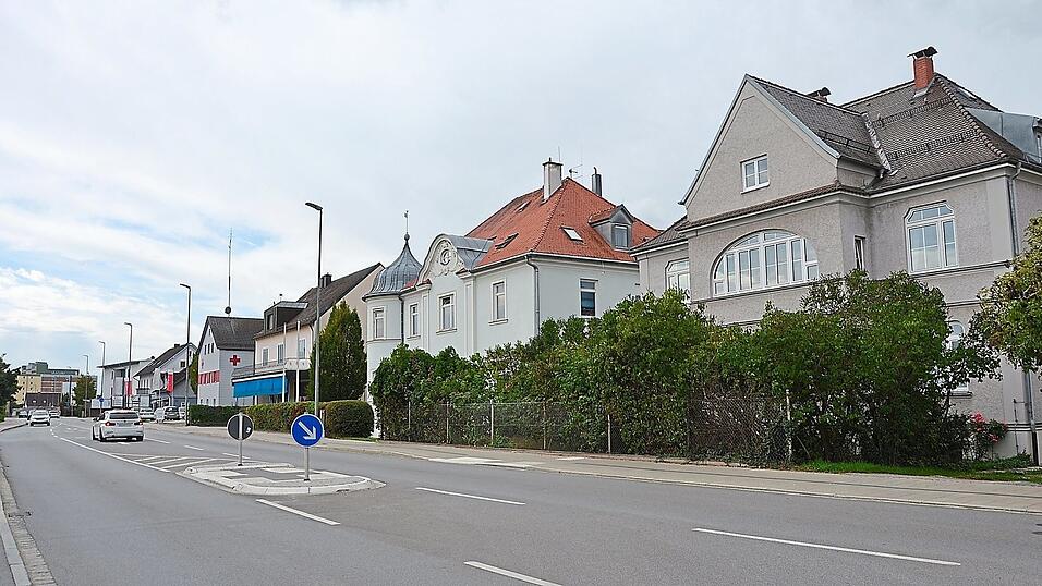 Eine Lücke in der historisch gewachsenen, geschlossenen Häuserfront auf der westlichen Seite der Freisinger Straße befürchten die Kritiker des geplanten Neubaus der Polizeiinspektion, der an der Hausnummer 16 ein wenig zurückversetzt errichtet werden soll. Eine Lücke in der historisch gewachsenen, geschlossenen Häuserfront auf der westlichen Seite der Freisinger Straße befürchten die Kritiker des geplanten Neubaus der Polizeiinspektion, der an der Hausnummer 16 ein wenig zurückversetzt errichtet werden soll.