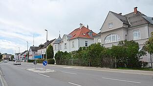 Eine Lücke in der historisch gewachsenen, geschlossenen Häuserfront auf der westlichen Seite der Freisinger Straße befürchten die Kritiker des geplanten Neubaus der Polizeiinspektion, der an der Hausnummer 16 ein wenig zurückversetzt errichtet werden soll. Eine Lücke in der historisch gewachsenen, geschlossenen Häuserfront auf der westlichen Seite der Freisinger Straße befürchten die Kritiker des geplanten Neubaus der Polizeiinspektion, der an der Hausnummer 16 ein wenig zurückversetzt errichtet werden soll.